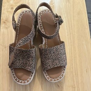 Universal threads platform sandals .